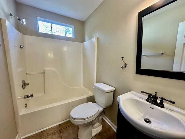 Building Photo - Three Bedroom Home in the Farm with a Lago...