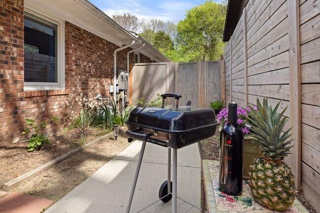 Building Photo - 500 Oak Ave