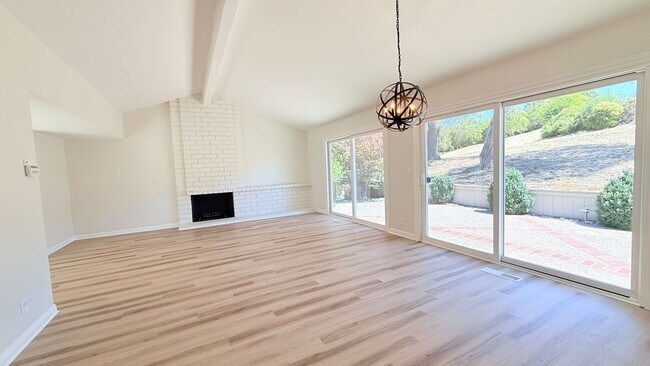 Building Photo - 750 N Paradise Valley Ct
