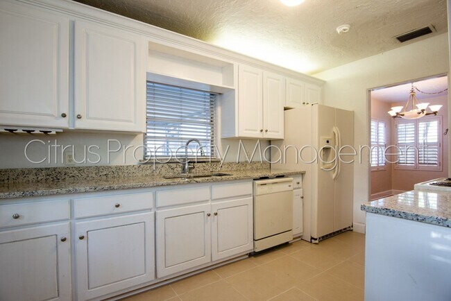 Building Photo - Cute 3/3 Home Near Sodo