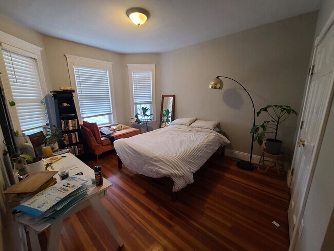 Building Photo - Off street parking - Close to Whole Foods / CVS - Renovated Kitchen