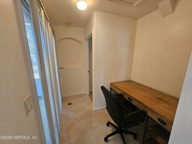 Building Photo - 1708 Dartmoor Ln