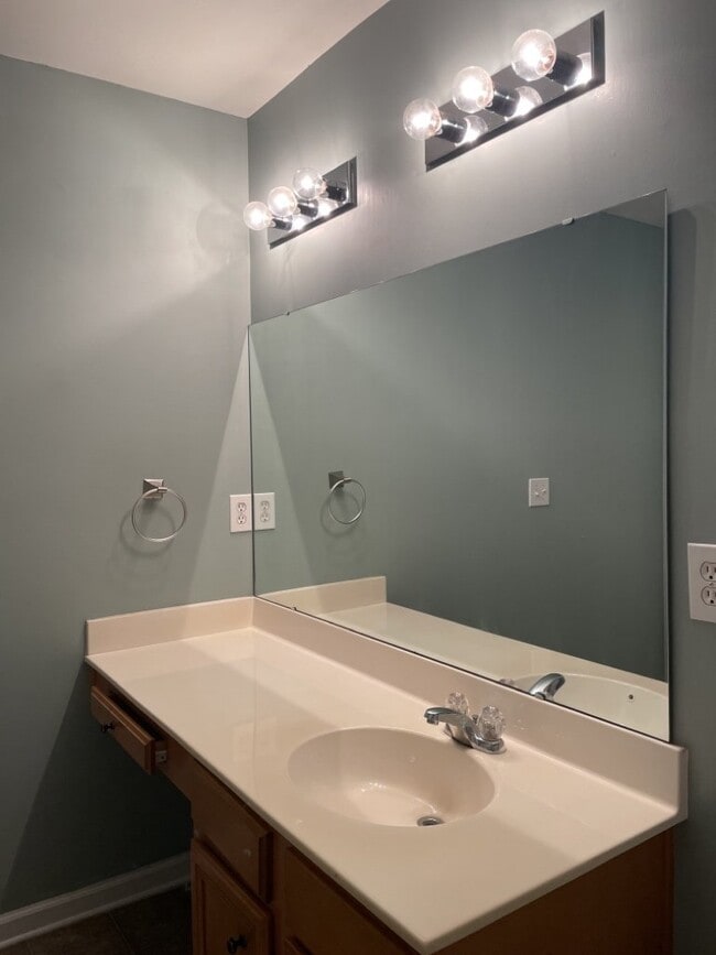 Building Photo - 8806 Shadowglen Dr