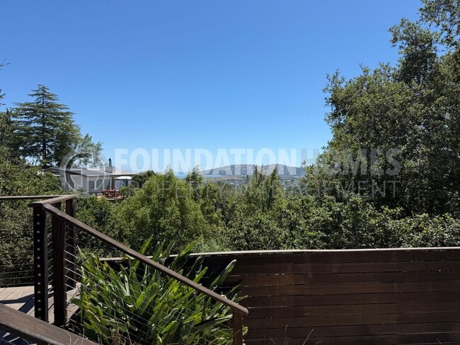 Building Photo - Stunning Home located at the end of a cul-...