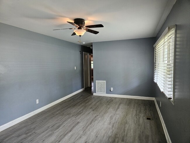 Building Photo - 1737 Ireland Dr
