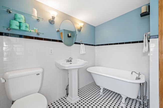 Building Photo - 2 Traynor St