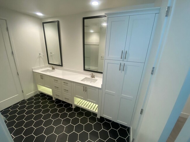 Building Photo - Modern Condo Living in the Heart of Alameda – Prime Location!