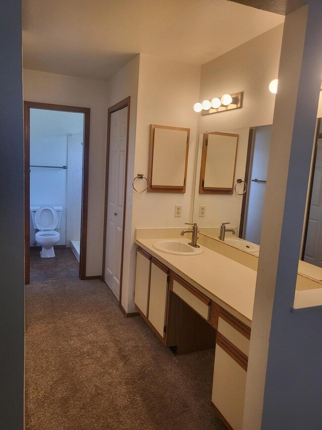 Building Photo - 831 Country Club Dr SE
