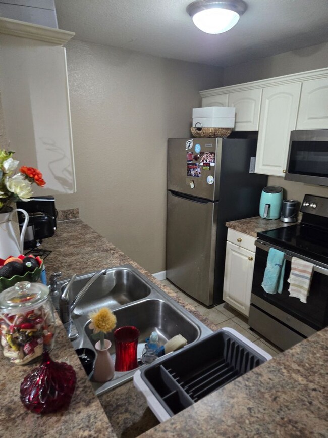 Building Photo - Room for rent in a 4BA/4BR condo walking d...