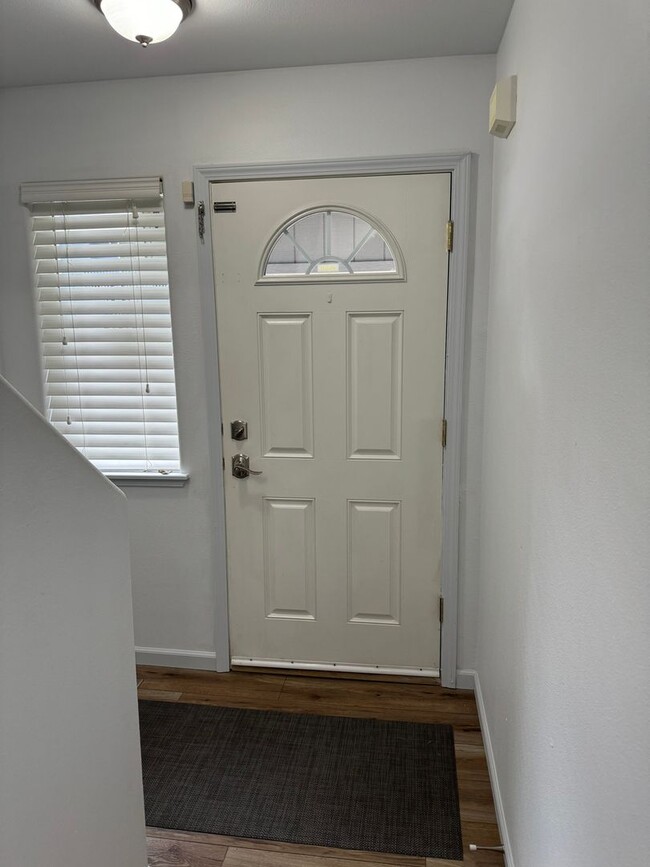 Building Photo - Beautifully updated 3 bed/2 bath townhome