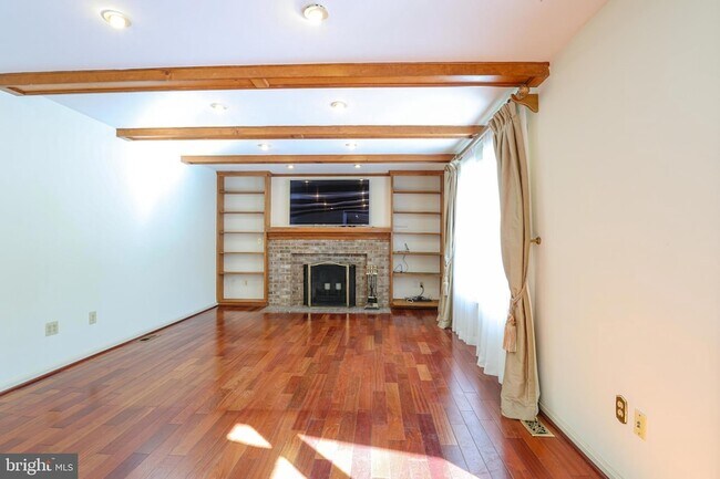 Building Photo - 8519 Electric Ave