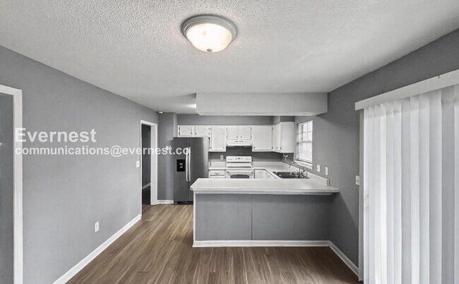 Building Photo - 3 Bed, 2 Bath Home with Garage / Available Now!