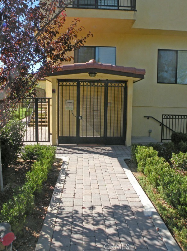 Building Photo - 920 Central