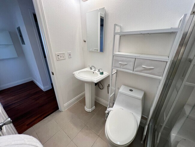 Building Photo - PRE LEASE TODAY!! Remodeled 2 bed, 2 bath unit in Midtown