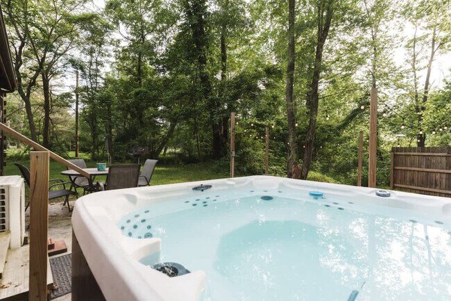 Building Photo - 15039 Pleasant Valley Rd