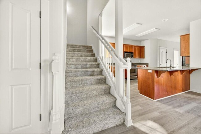 Building Photo - Four bedroom home for lease in the Riverwalk Neighborhood Ashland, Oregon