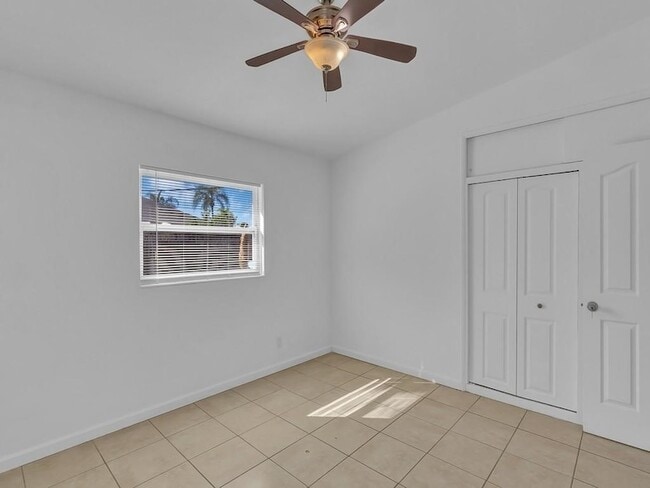 Building Photo - 703 5th Pl SW