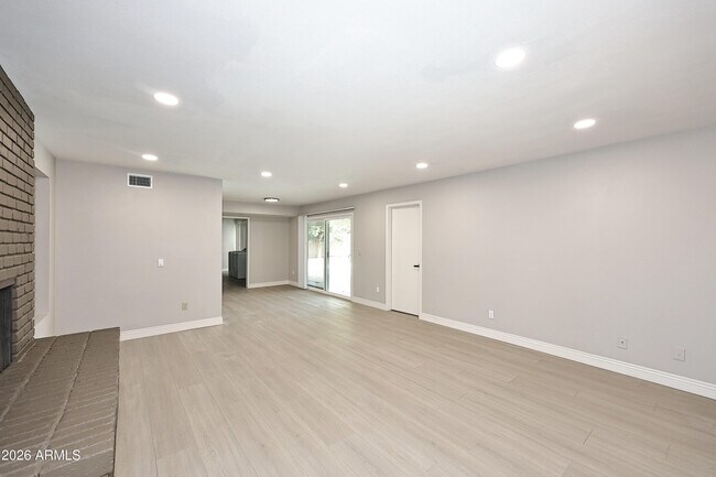 Building Photo - 2131 E Geneva Dr