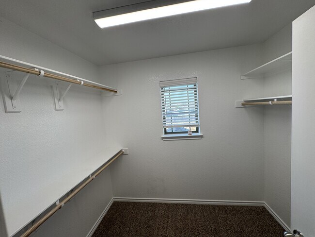 Building Photo - 7611 Stonehollow