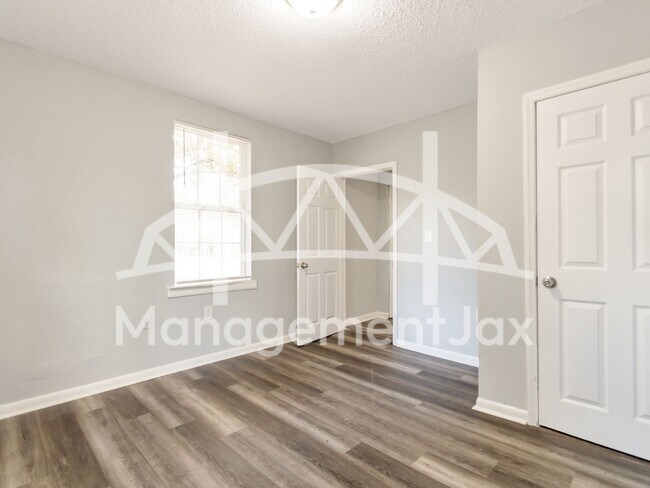 Building Photo - 1165 Hart St