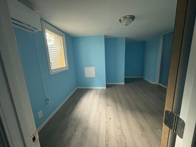 Building Photo - 4 Bed 2 Bath Home with Garage Near Swope PKWY Available NOW!