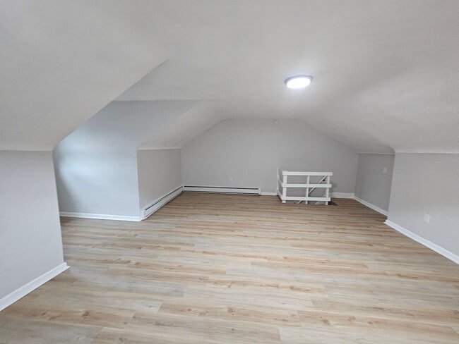 Building Photo - Newly Updated 3 bedroom 1 bath apartment i...