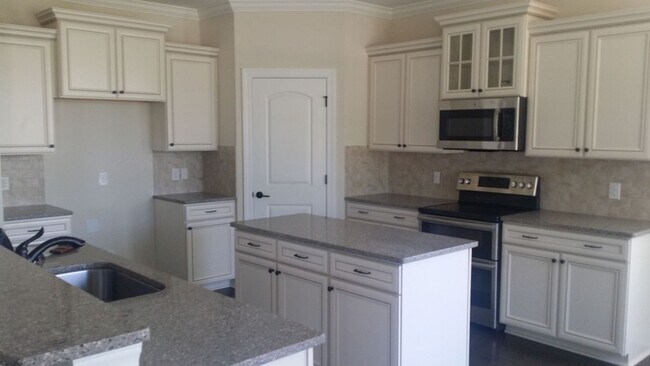Building Photo - 5 bedroom 4 bath plus Bonus Room and Much More!!