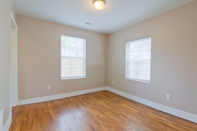 Building Photo - Knoxville 37917 - 2 bedroom, 1 bath home -...