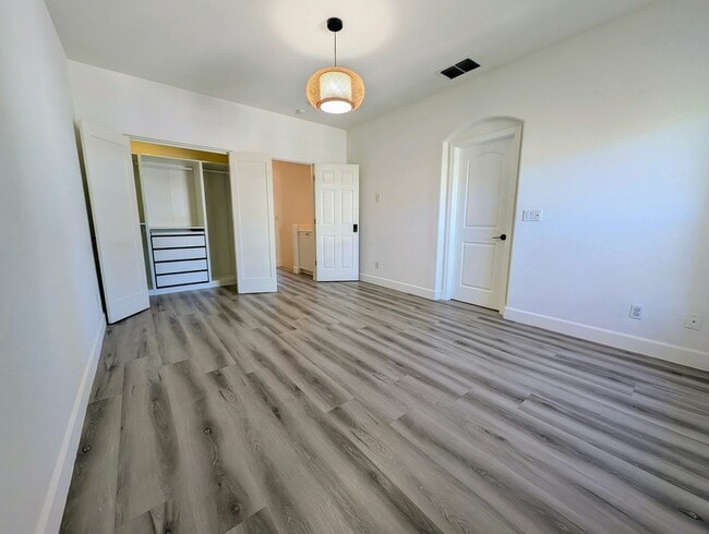 Building Photo - 827 Harmony Pl