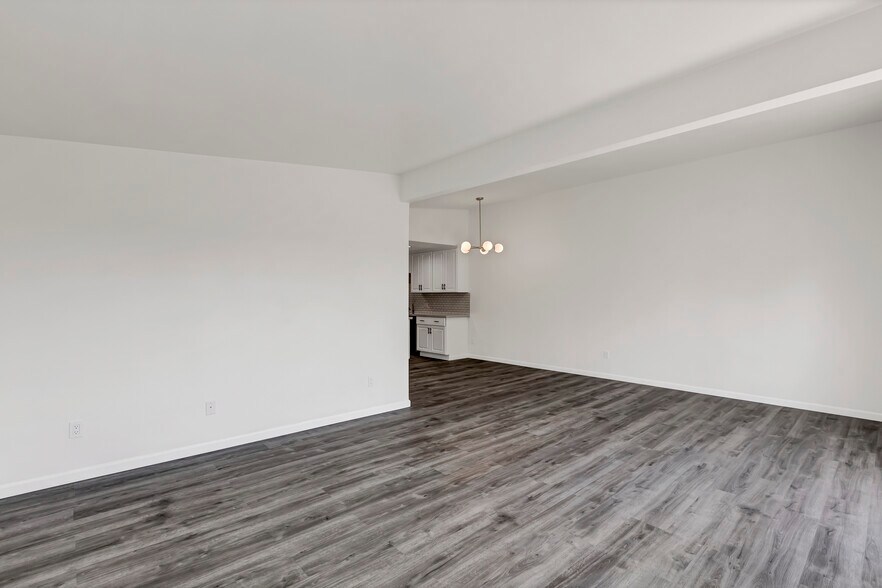 Building Photo - 10607 Des Moines Memorial Dr S