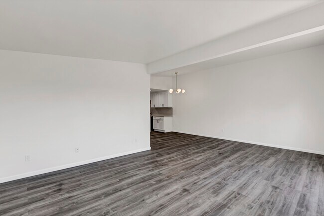 Building Photo - 10607 Des Moines Memorial Dr S