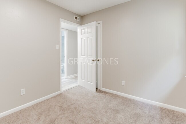 Building Photo - Charming 3 Bedroom in Raeford!