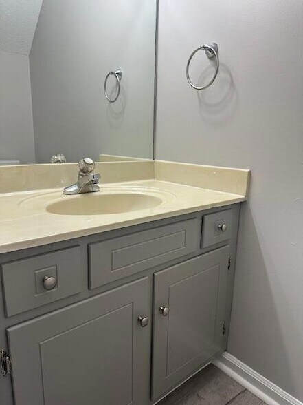 Building Photo - 705 Gale Dr NE