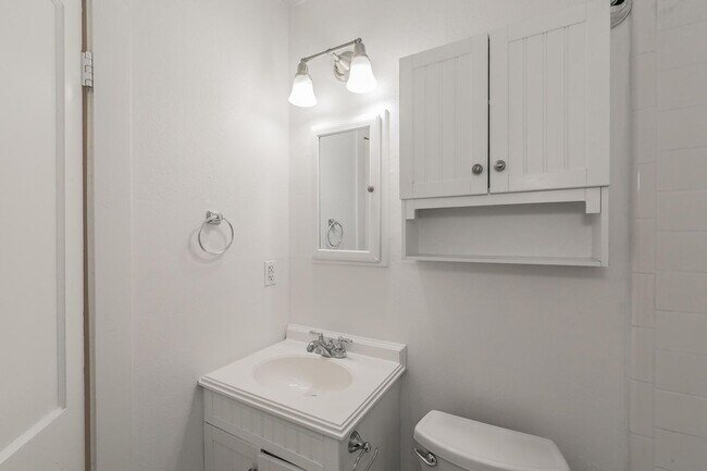 Building Photo - 2 bedroom 1 bath duplex in Arlington Heights
