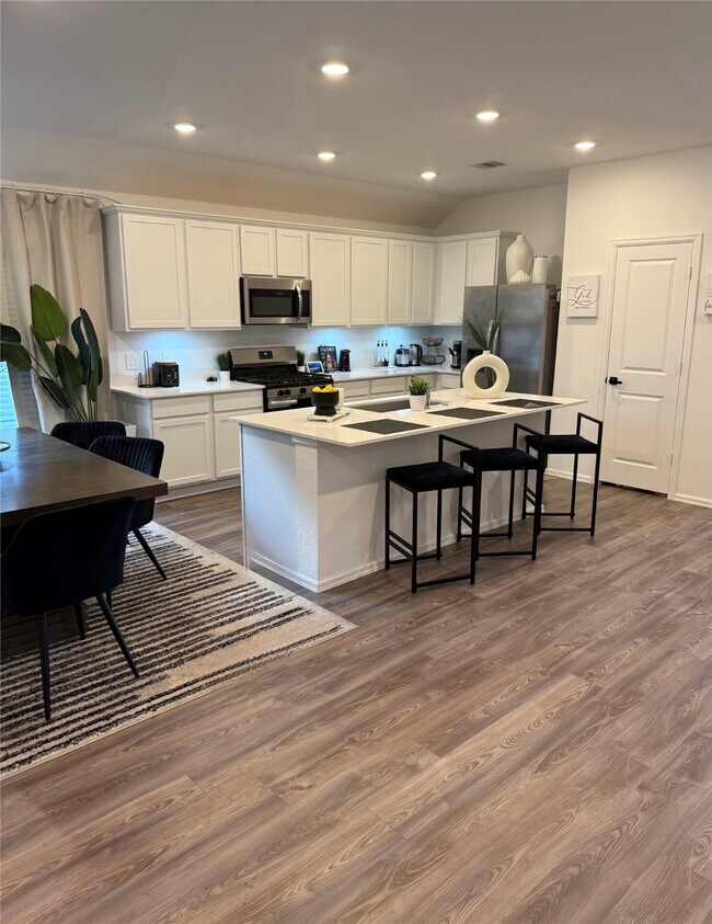 Building Photo - 3618 Oakvale Dr