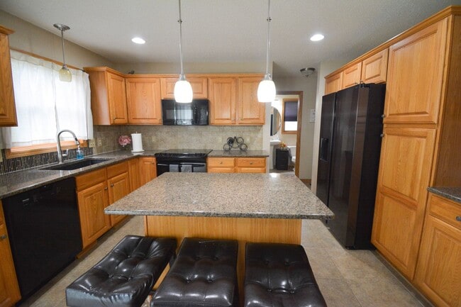 Building Photo - Spacious 4 Bed, 3.5 Bath Home For Rent in ...