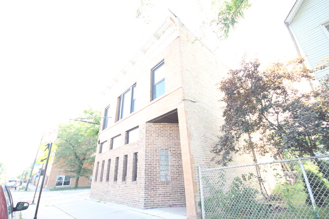 Building Photo - 3535 W Belmont Ave