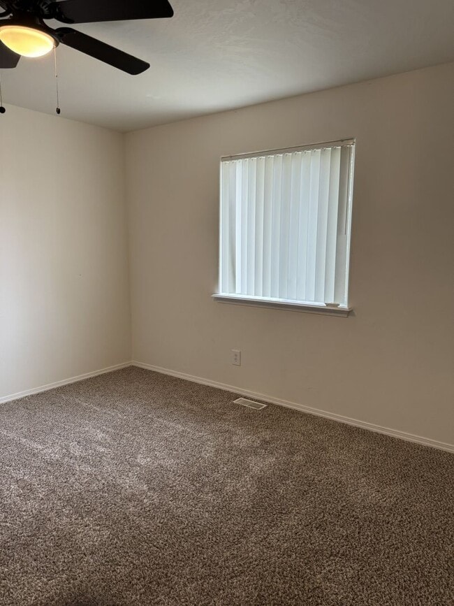 Building Photo - HARD TO FIND 4 BEDROOM