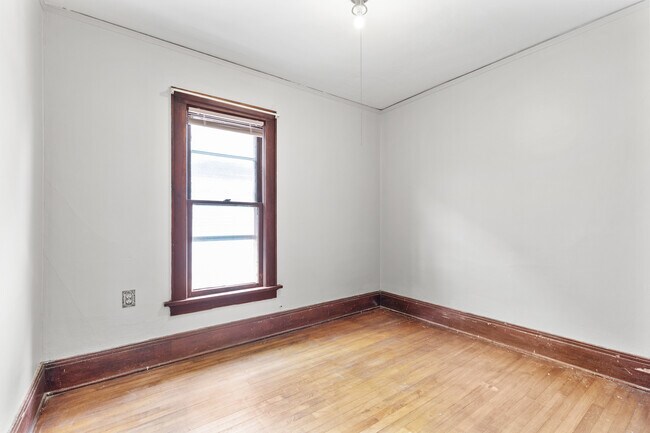 Building Photo - 926 E Locust St