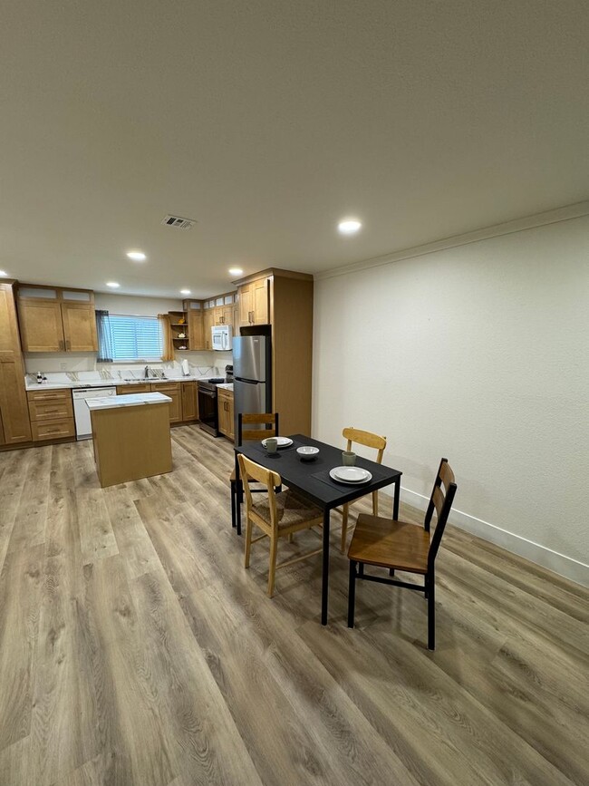 Building Photo - Beautifully Renovated 2 Bedroom Condo - Pa...