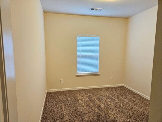 Building Photo - Nice 3 bed 2.5 bath Townhouse located in A...