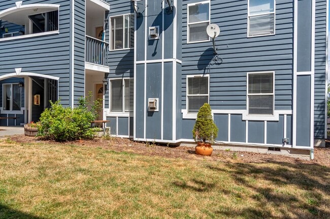 Building Photo - 2 Bed 1 Bath Condo with an Office!