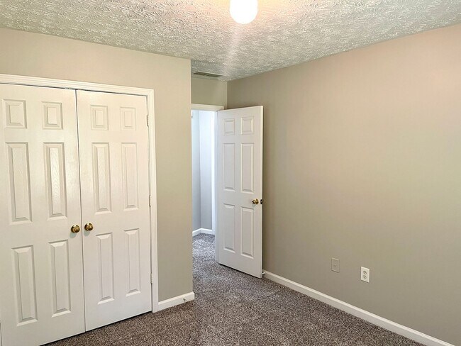 Building Photo - Welcome to this charming 3-bedroom, 2-bath...