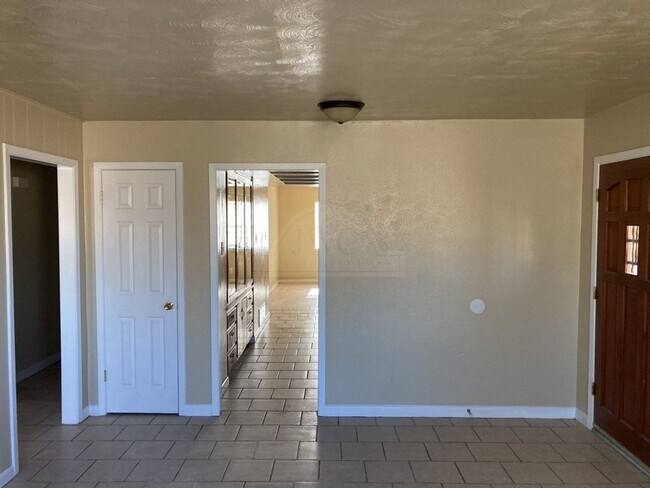 Building Photo - 1814 Crestridge Dr