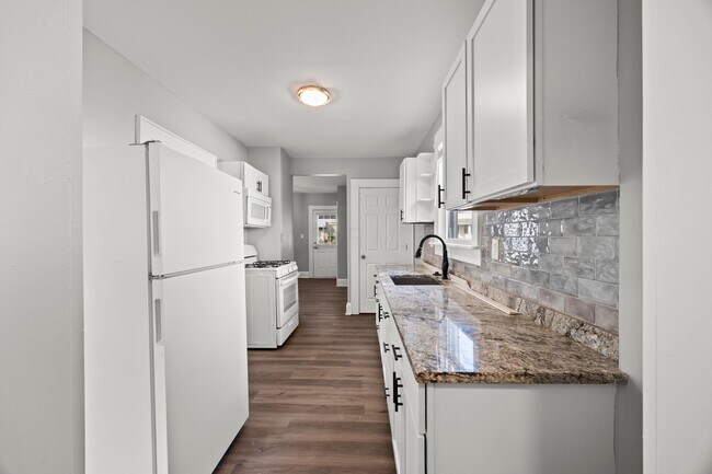 Building Photo - 2876 Indianola Ave