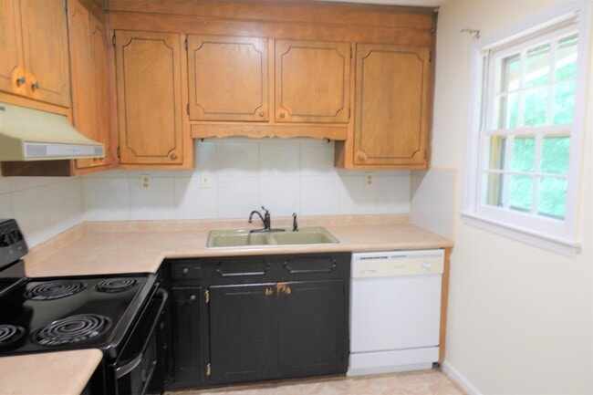 Building Photo - 325 Willow Oaks Dr