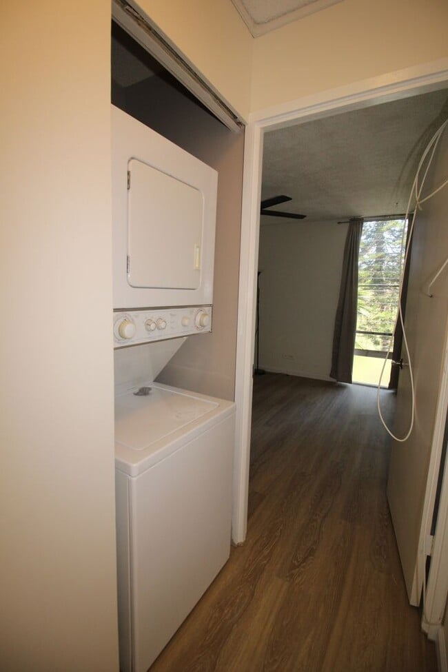 Building Photo - 3 bedroom - 2 bath - with 2 PARKING STALLS!