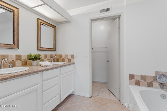 Building Photo - 1239 Honeysuckle Ct