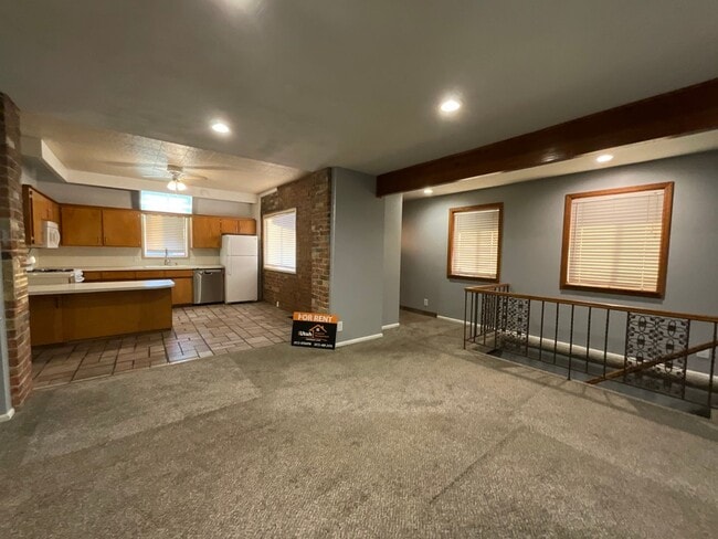 Building Photo - 2135