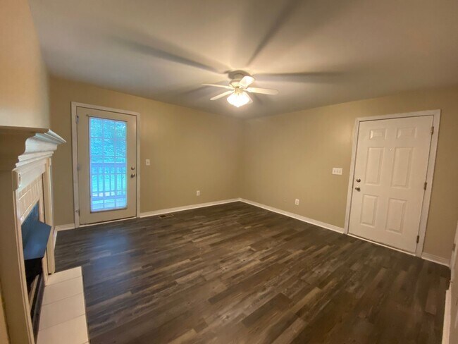 Building Photo - Renovated One Level 2 Bedroom / 2 Bathroom...